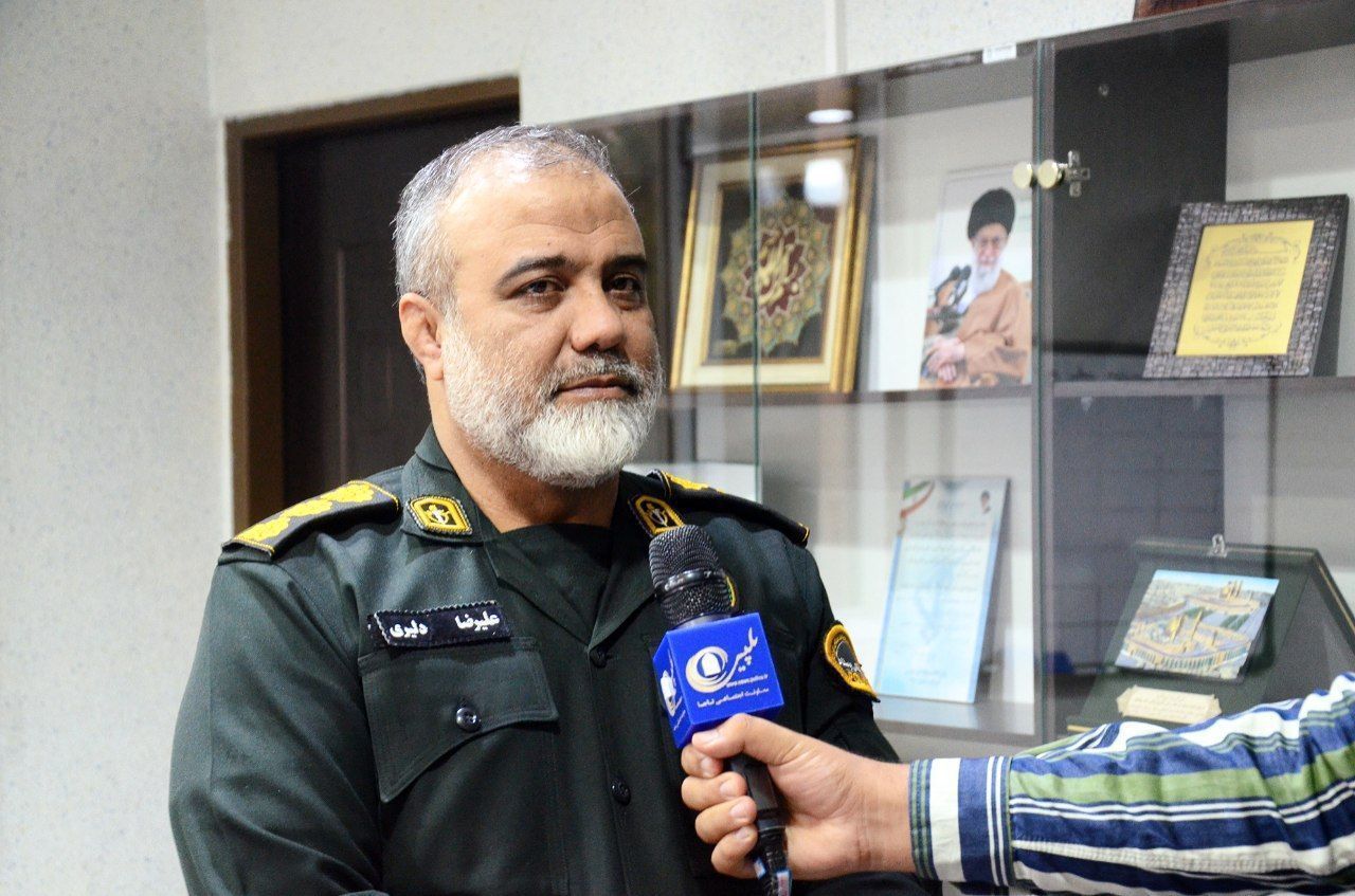 دستبند پلیس بر دستان قاتل چابهاری دستبند پلیس بر دستان قاتل چابهاری