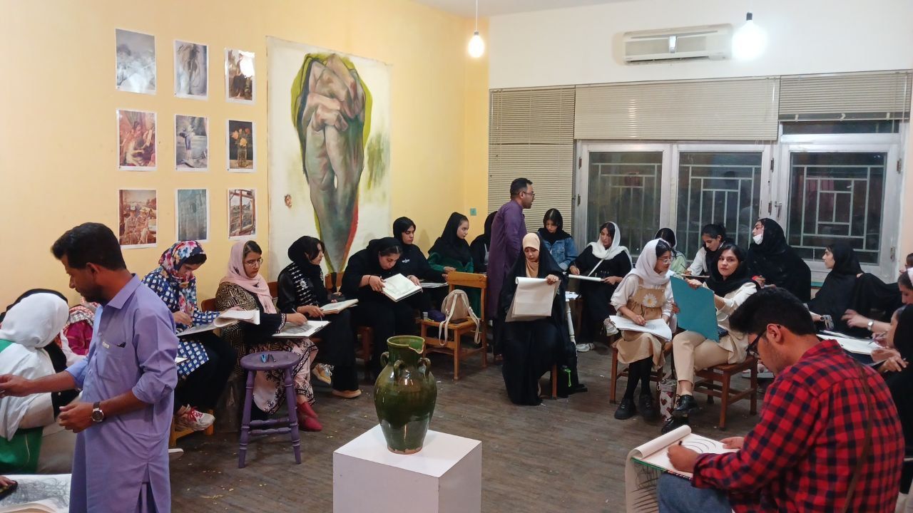 هنرمندان هنرهای تجسمی زاهدان در “پاتوق هنر” گرد هم آمدند هنرمندان هنرهای تجسمی زاهدان در “پاتوق هنر” گرد هم آمدند