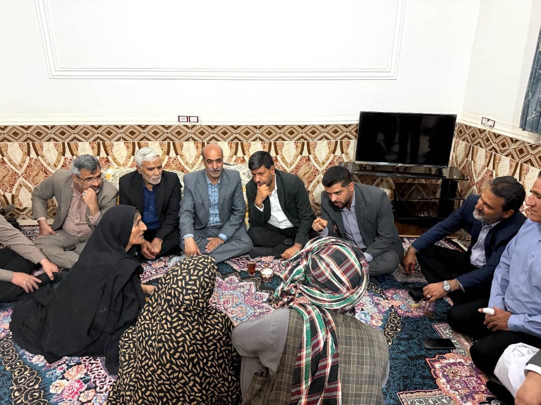 دلجویی مسئولان از بانوان سالخورده در پی حادثه پایانه مرزی میلک دلجویی مسئولان از بانوان سالخورده در پی حادثه پایانه مرزی میلک