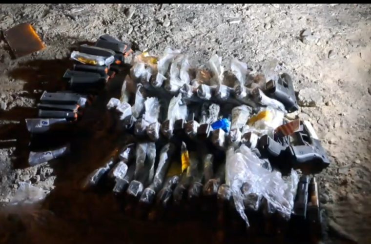 ۴۰ قبضه کلت کمری آمریکایی در سفیدابه از قاچاقچیان کشف شد