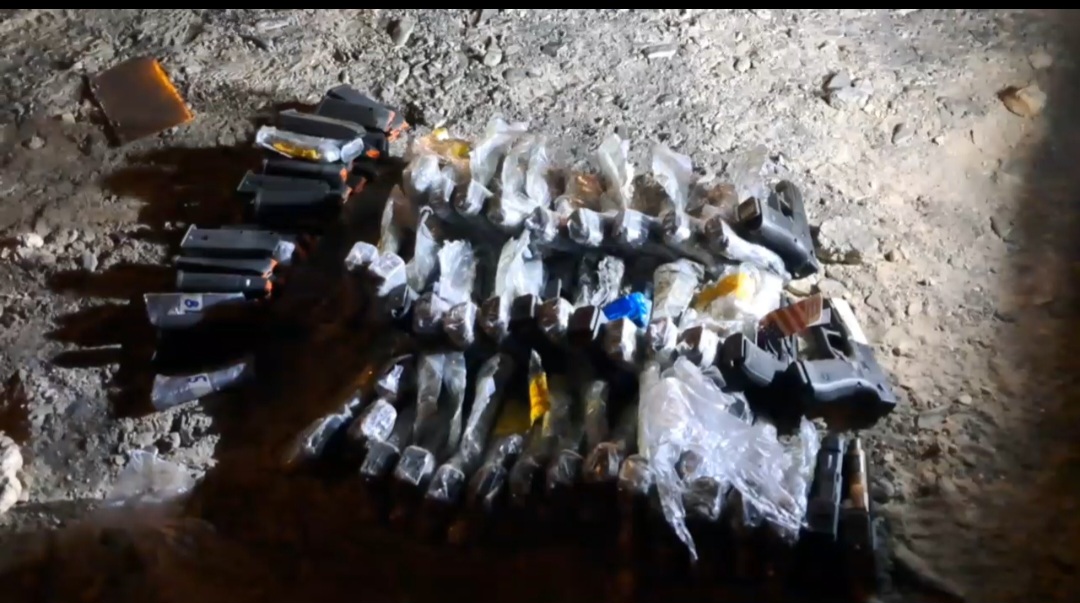 ۴۰ قبضه کلت کمری آمریکایی در سفیدابه از قاچاقچیان کشف شد ۴۰ قبضه کلت کمری آمریکایی در سفیدابه از قاچاقچیان کشف شد